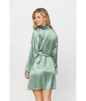 Bata verde con caída ceñida al torso